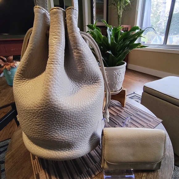 Authentic Coach Leather Cream Bucket Bag With Matching Wallet - Picture 2 of 10